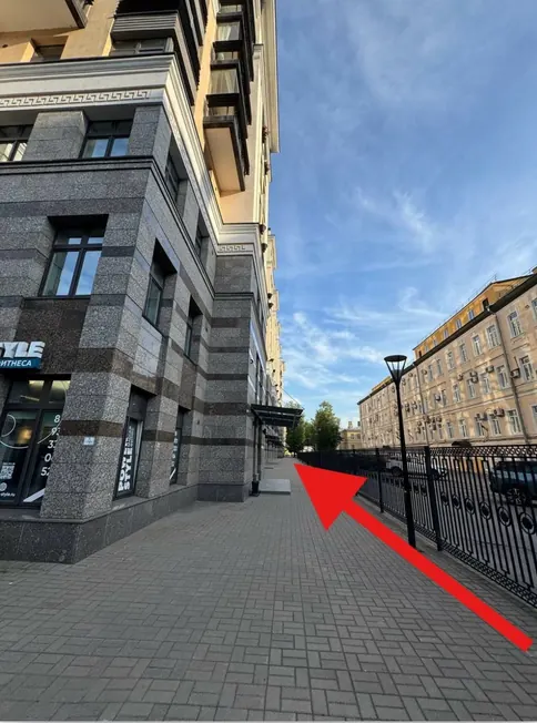 Поворот с Кирочной во двор, проход вдоль здания